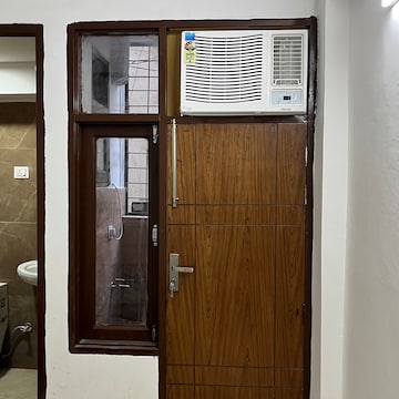 Room in 1 BHK Builder Floor at Saket – for Rent