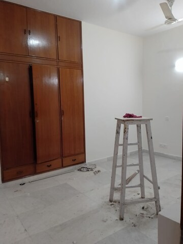 Room in 3 BHK Builder Floor at Green Park – for Rent