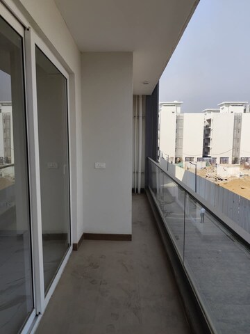 Building Lobby in 3.5 BHK Builder Floor at Smart World Gems, Sector 89 – for Sale