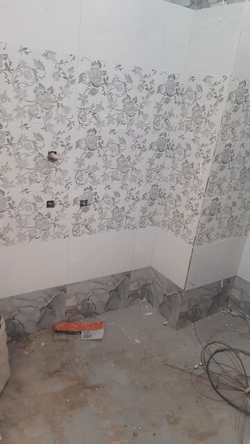 Bathroom in 1.5 BHK Independent House at Mayur Vihar Phase 1 Extension – for Rent