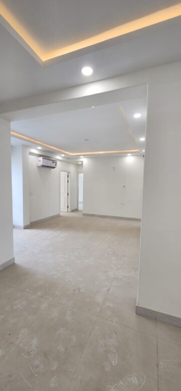 Room in 4 BHK Apartment at Orris Aster Court Premier, Sector 85 – for Sale