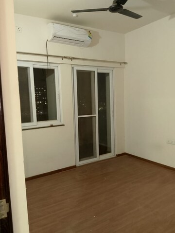 Room in 2 BHK Apartment at Puravankara Silversands, Mundhwa – for Rent