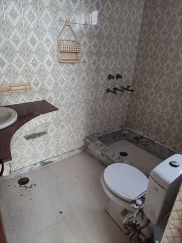 Bathroom in 1.5 BHK Independent House at RWA Apartments Sector 40, Sector 40 – for Rent
