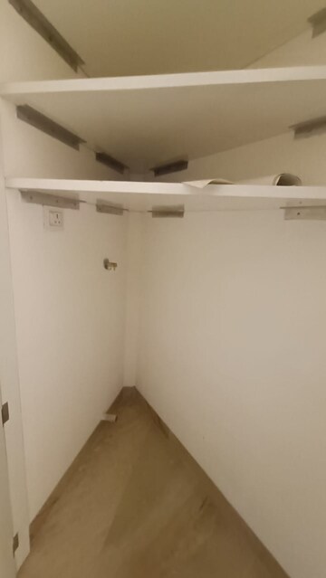 Room in 2.5 BHK Apartment at Khar West – for Rent