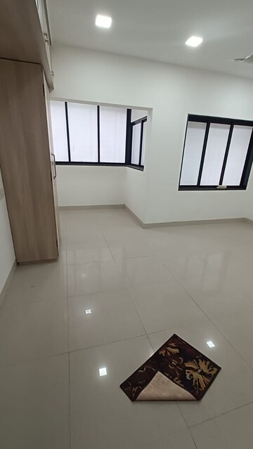 Room in 2.5 BHK Apartment at Khar West – for Rent