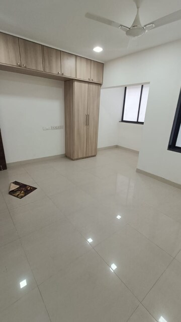 Room in 2.5 BHK Apartment at Khar West – for Rent