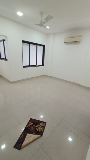 Room in 2.5 BHK Apartment at Khar West – for Rent
