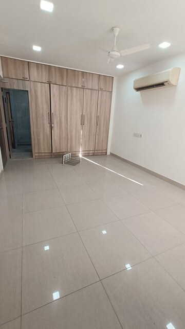 Room in 2.5 BHK Apartment at Khar West – for Rent