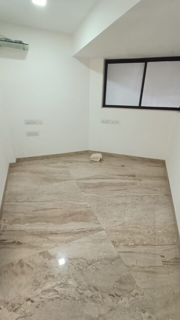 Room in 2.5 BHK Apartment at Khar West – for Rent