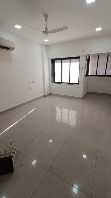 Room in 2.5 BHK Apartment at Khar West – for Rent