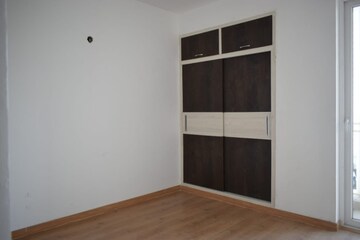 Room in 3 BHK Apartment at Emaar Gurgaon Greens, Sector 102 – for Rent