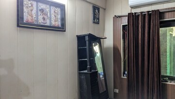 Room in 3 BHK Villa at Parsvnath City, Sector 8 – for Rent