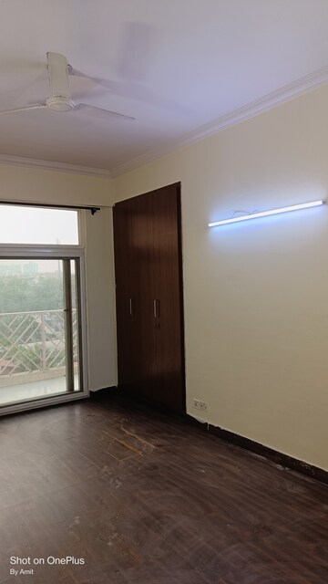 Room in 2 BHK Apartment at Amrapali Eden Park, Sector 50 – for Rent