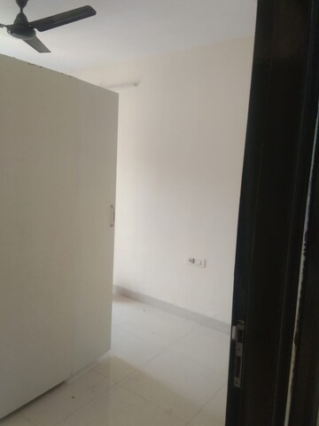 Room in 2 BHK Apartment at Hubtown Hillcrest, Andheri East – for Rent