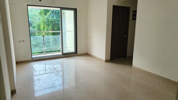 Room in 2 BHK Apartment at Kalpataru Paramount, Kapur Bawdi – for Rent