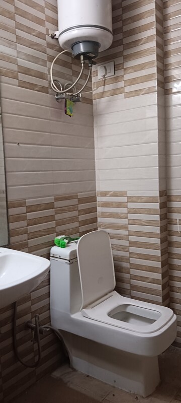 Bathroom in 3 BHK Builder Floor at Ardee Mall, Sector 52 – for Rent