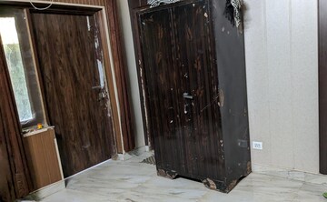 Room in 3 BHK Villa at Parsvnath City, Sector 8 – for Rent