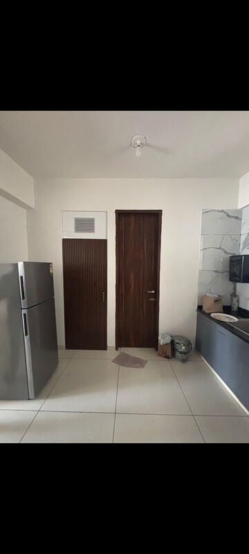 Bathroom in 4 BHK Apartment at HCS The Spire, Sp Ring Road – for Rent