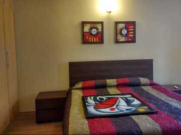 Bedroom in 4 BHK Apartment at DLF The Summit, Dlf Phase V – for Rent