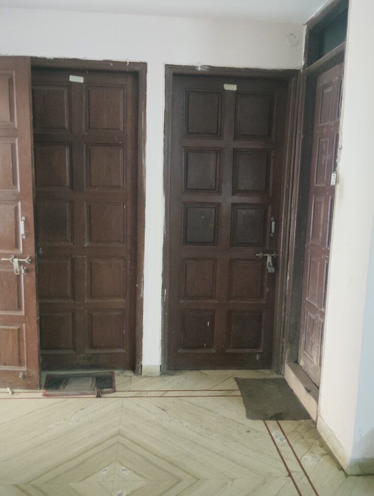 Room, sector 55 6+ Bedroom 375 Sq.Mt. Independent House In Sector 55 Noida 8366296