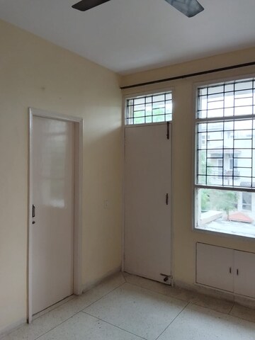 Room in 3 BHK Builder Floor at Unitech South City II, Sector 50 – for Rent