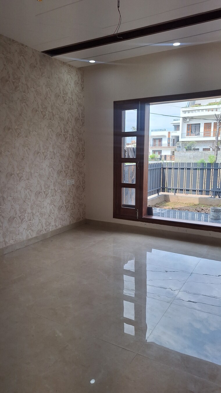 Room, sunny enclave 5 Bedroom 200 Sq.Yd. Independent House In Sunny Enclave Mohali 8366428