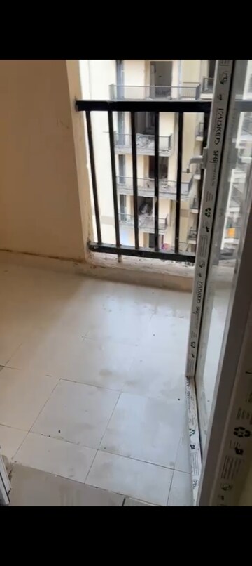 Room in 2 BHK Apartment at La Residentia, Tech Zone 4 Greater Noida – for Rent