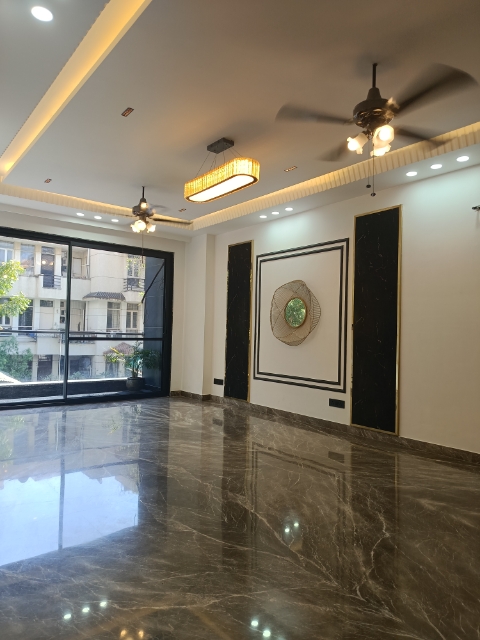 4 BHK + Pooja Room,Servant Room Builder Floor For Sale in Unitech South City II