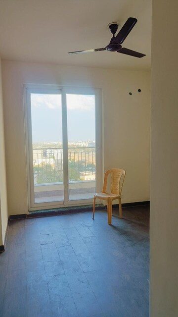 Room in 2 BHK Apartment at BPTP Discovery Park, Sector 80 – for Rent