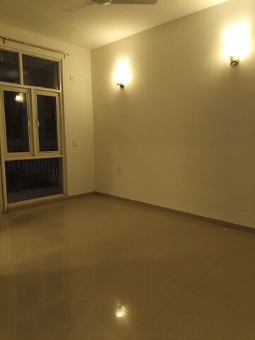 Room in 3 BHK Apartment at Omaxe Waterscapes, Gomti Nagar – for Rent