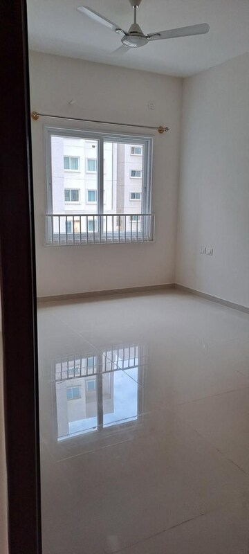 Room in 2.5 BHK Apartment at LnT Raintree Boulevard, Hebbal – for Rent