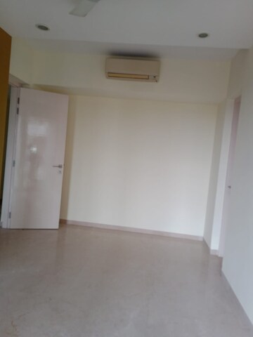 Room in 3 BHK Apartment at Lodha Fiorenza, Goregaon East – for Rent