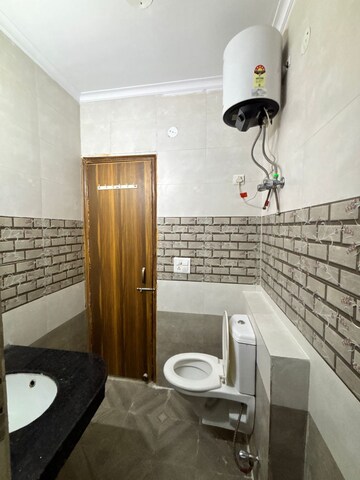 Bathroom in 3 BHK Builder Floor at Uday Arden 45, Sector 45 – for Rent