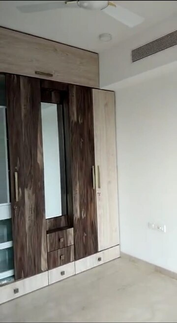 Room in 4 BHK Apartment at Worli – for Rent