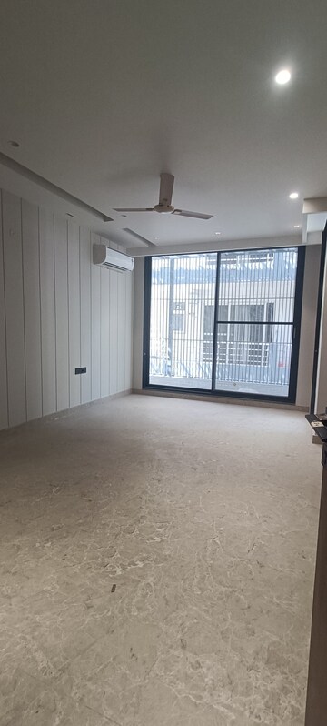 Room in 4 BHK Builder Floor at Ansal Sushant Lok I, Sector 43 – for Rent