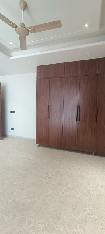 Room in 4 BHK Builder Floor at Ansal Sushant Lok I, Sector 43 – for Rent