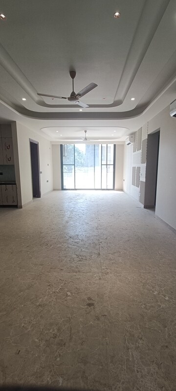 Room in 4 BHK Builder Floor at Ansal Sushant Lok I, Sector 43 – for Rent