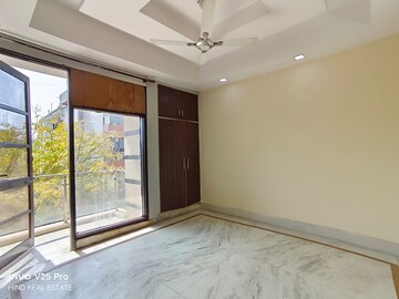 Room in 3 BHK Builder Floor at Vasant Kunj – for Rent