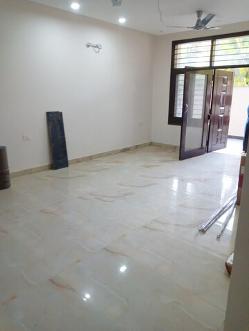Room in 2 BHK Independent House at RWA Apartments Sector 52, Sector 52 – for Rent