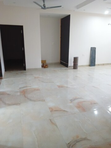 Room in 2 BHK Independent House at RWA Apartments Sector 52, Sector 52 – for Rent