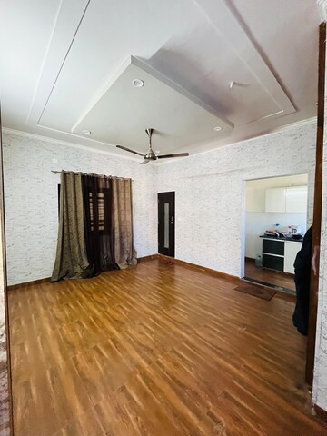 Room in 5 BHK Independent House at Gms Road – for Rent