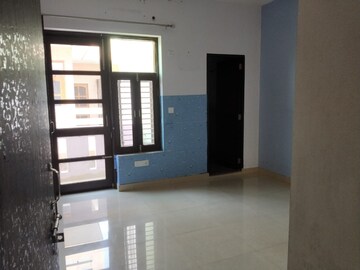 Room in 2 BHK Builder Floor at Sector 9a – for Rent