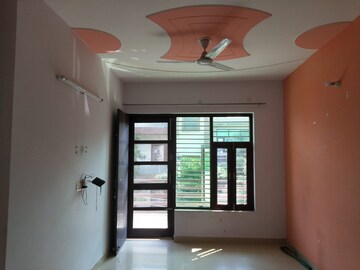 Room in 2 BHK Builder Floor at Sector 9a – for Rent
