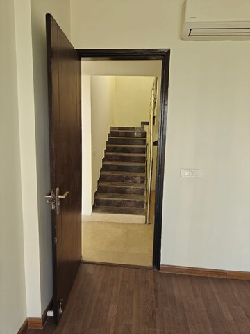 Room in 4 BHK Apartment at BPTP Mansions Park Prime, Sector 66 – for Rent