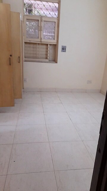 Room in 3.5 BHK Apartment at Mayur Vihar Phase 1 – for Rent