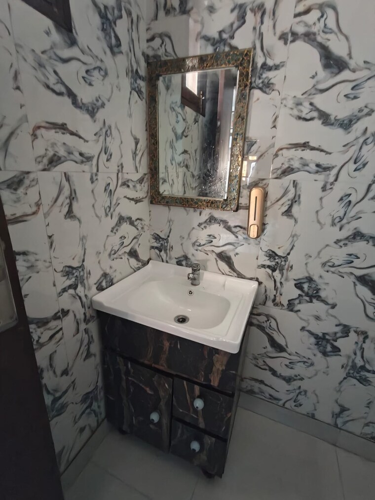 Bathroom, indrapuram 3 Bedroom 112 Sq.Mt. Builder Floor In Indrapuram Ghaziabad 8368779