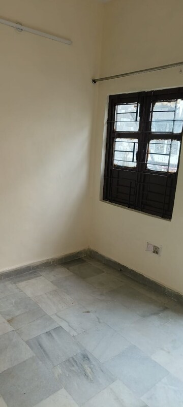 Room in 1 BHK Builder Floor at Pitampura – for Rent