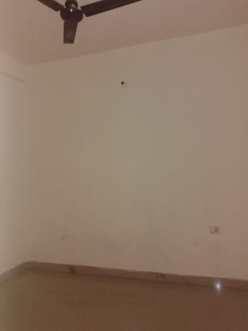 Room in 2 BHK Builder Floor at Gomti Nagar – for Rent