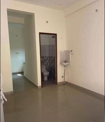 Room in 2 BHK Builder Floor at Gomti Nagar – for Rent