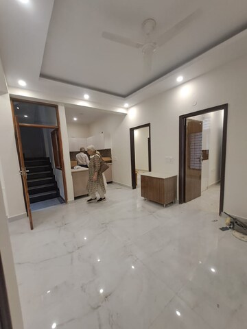 Room in 3 BHK Builder Floor at AS Tower, Sector 45 – for Rent
